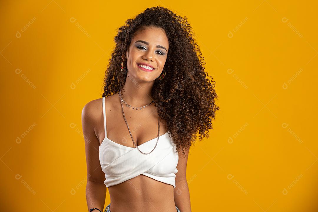 Linda garota afro-americana com um penteado afro sorrindo.