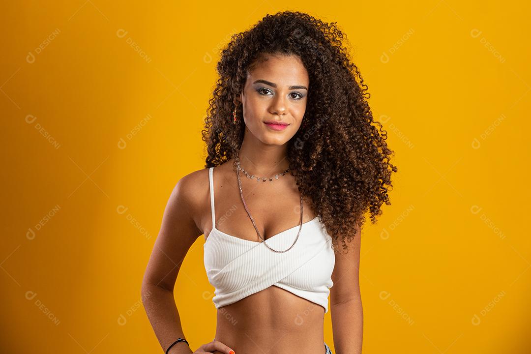 Linda garota afro-americana com um penteado afro sorrindo.