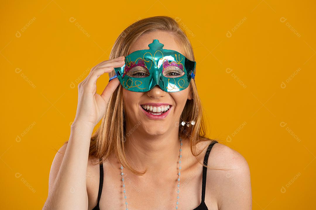 Linda mulher vestida para a noite de carnaval. Mulher sorridente pronta