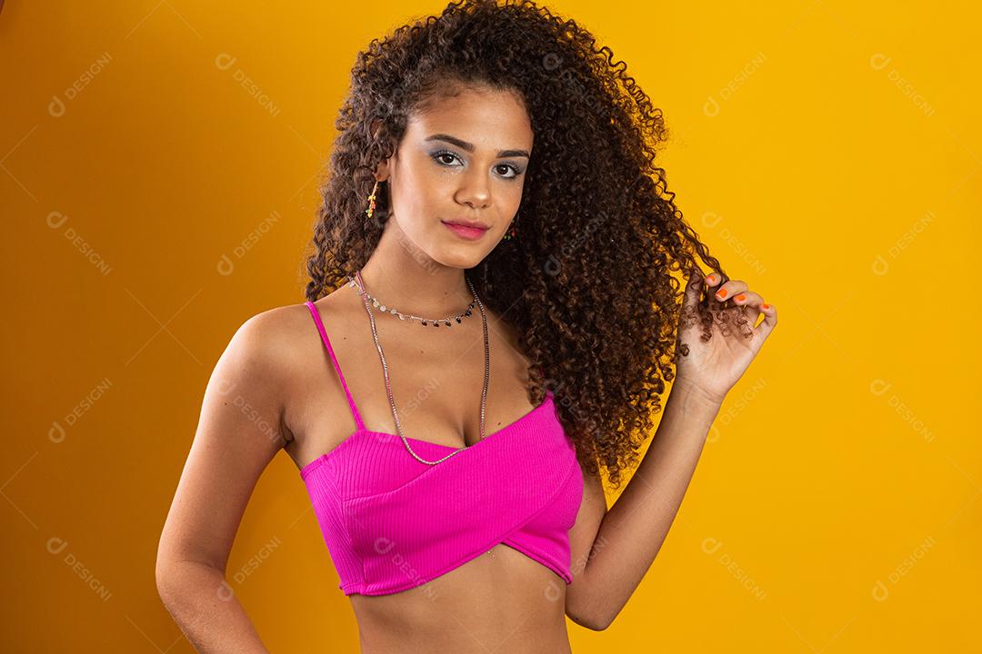 Linda garota afro-americana com um penteado afro sorrindo.