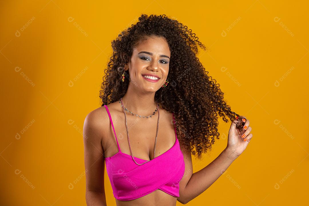 Linda garota afro-americana com um penteado afro sorrindo.