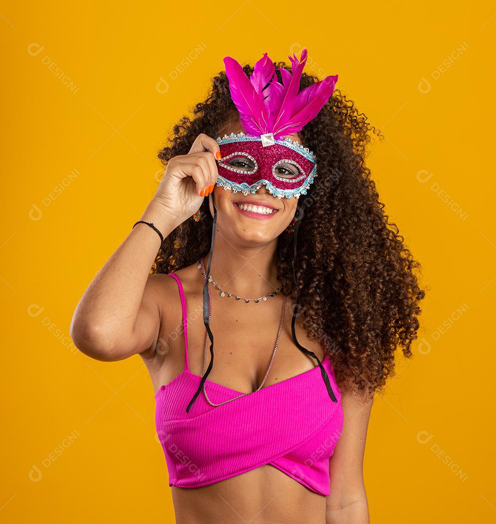 Linda mulher vestida para a noite de carnaval. Mulher sorridente pronta