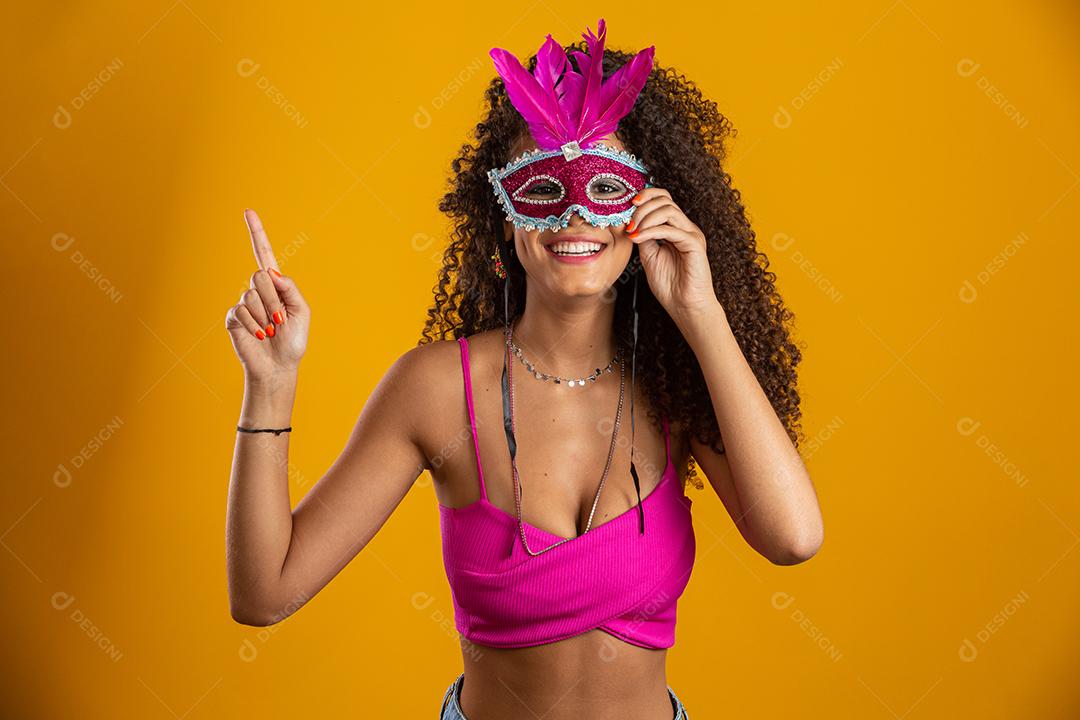 Mulheres bonitas vestidas para a noite de carnaval. Mulheres sorridentes prontas