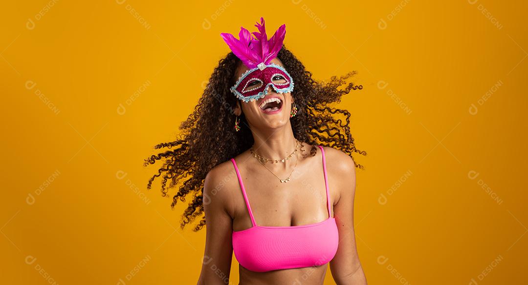 Linda mulher vestida para a noite de carnaval. Mulher sorridente pronta