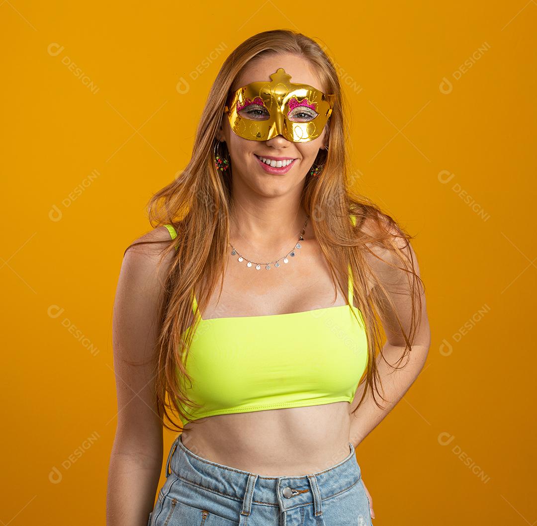 Linda mulher vestida para a noite de carnaval. Mulher sorridente pronta