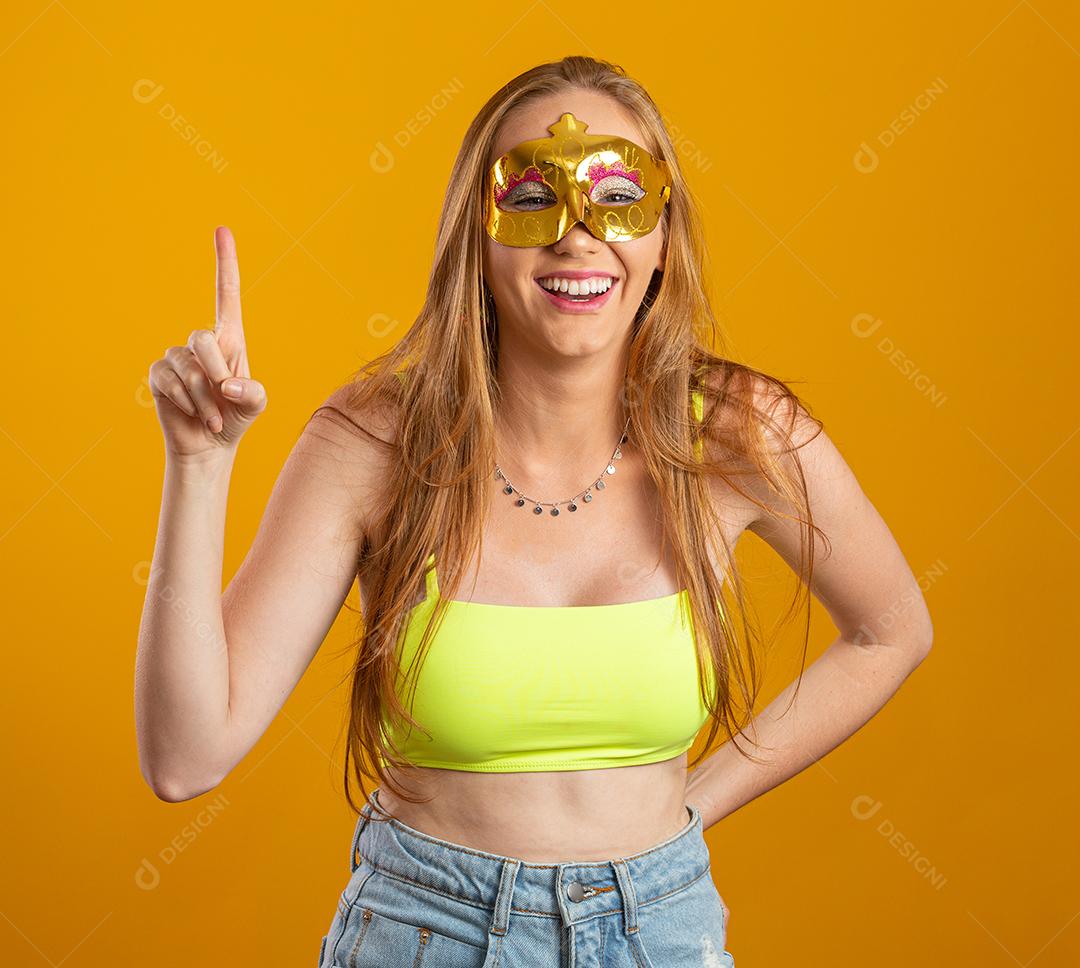 Linda mulher vestida para a noite de carnaval. Mulher sorridente pronta