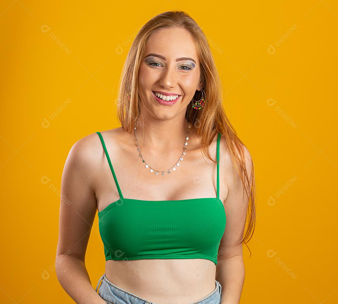 Retrato de linda e alegre garota loira ruiva sorrindo