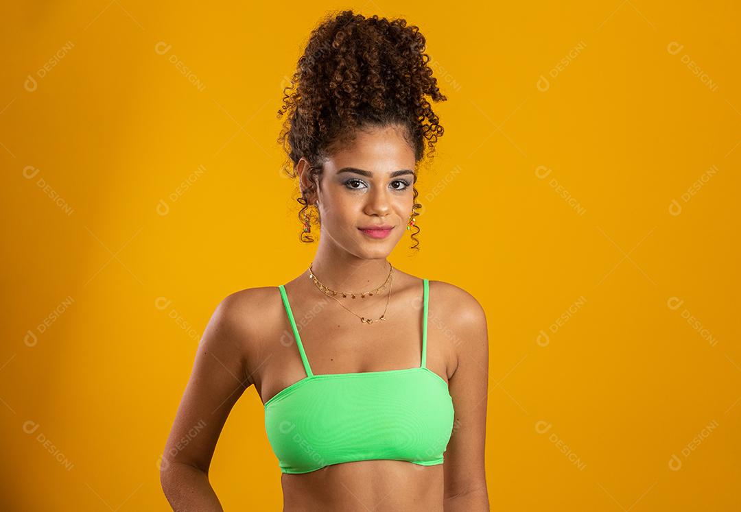 Linda garota afro-americana com um penteado afro sorrindo