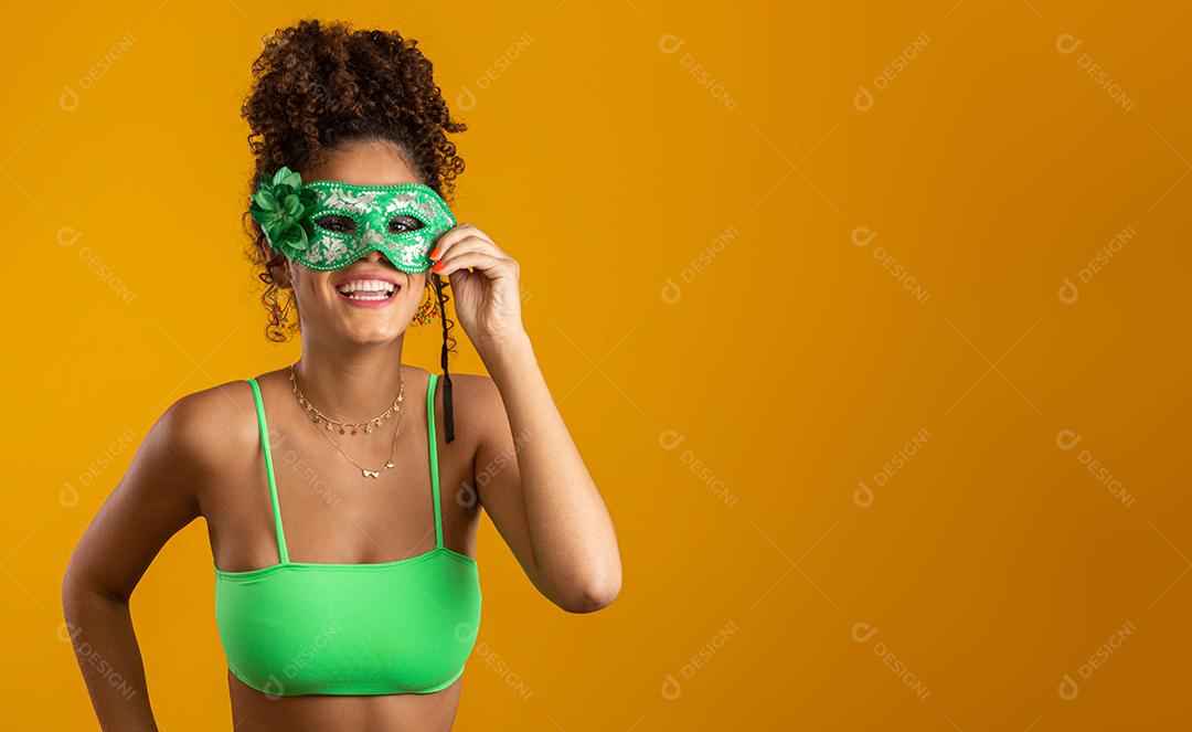 Linda mulher vestida para a noite de carnaval. Mulher sorridente pronta