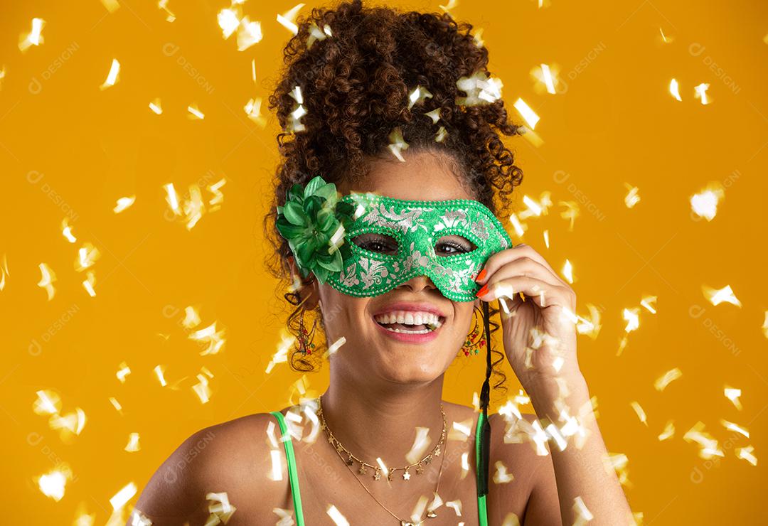 Linda mulher vestida para a noite de carnaval. Mulher sorridente pronta