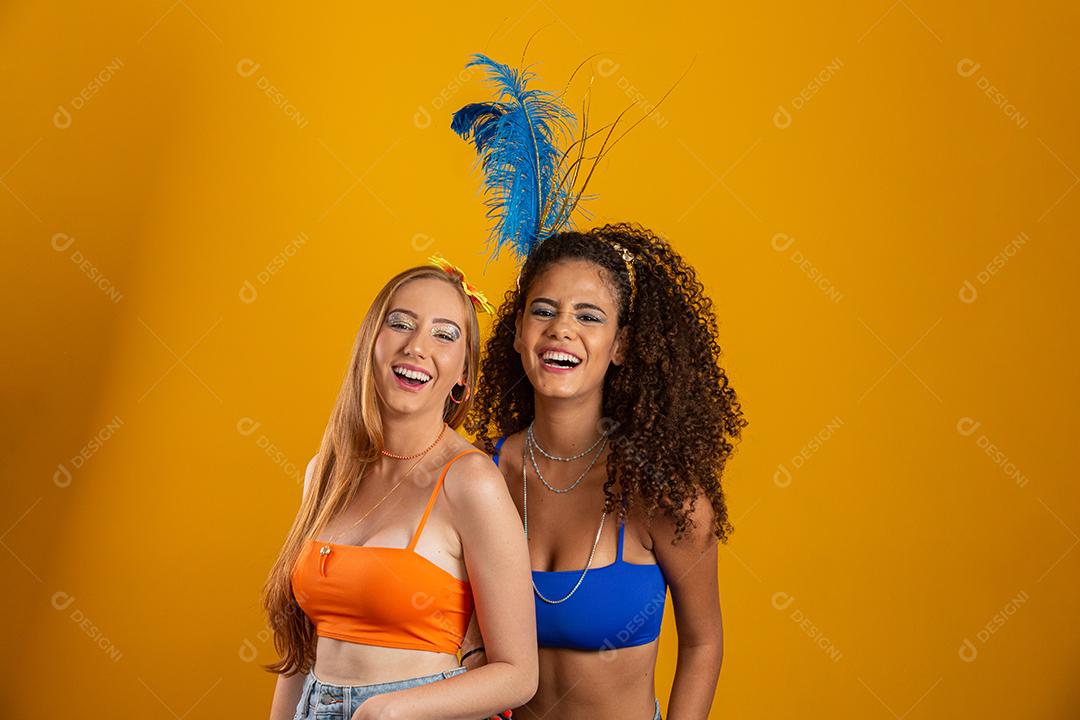 Lindas mulheres vestida para a noite de carnaval. Mulher sorridente pronta