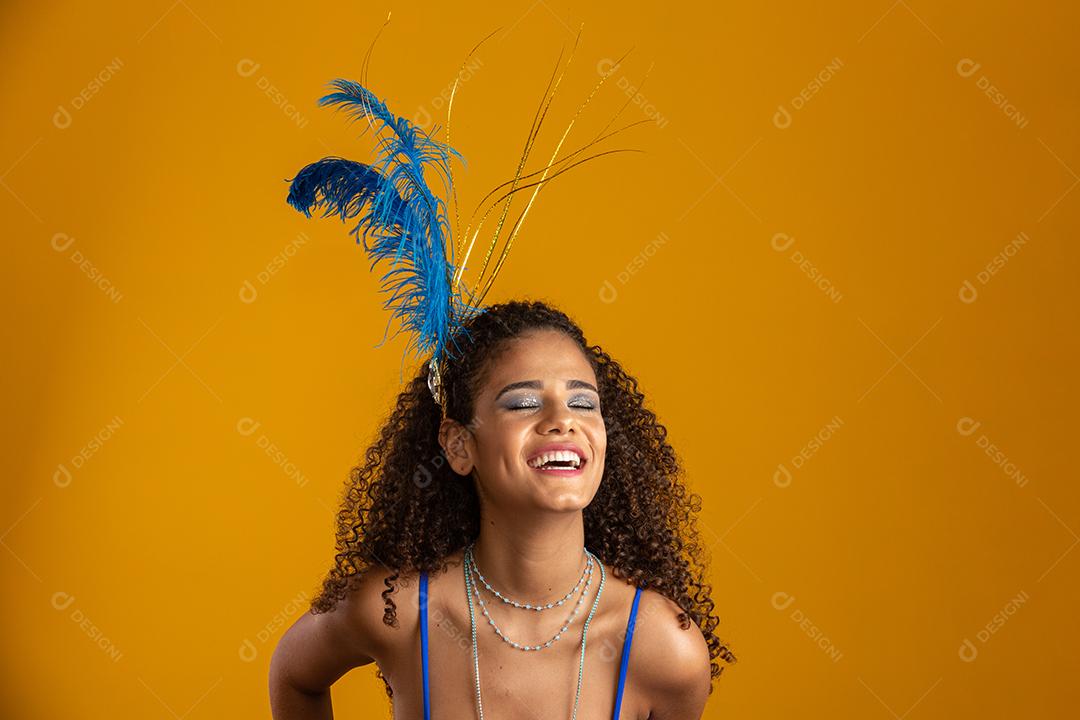 Linda mulher vestida para a noite de carnaval. Mulher sorridente pronta