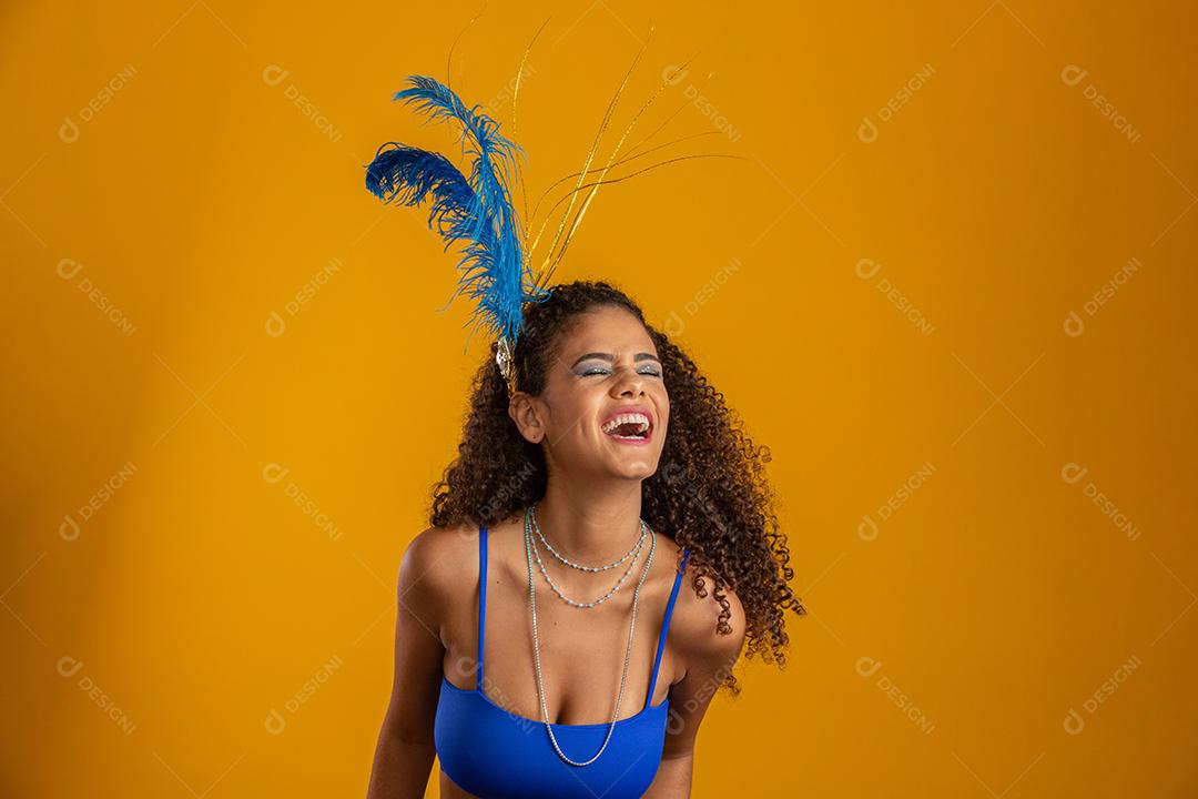 Linda mulher vestida para a noite de carnaval. Mulher sorridente pronta