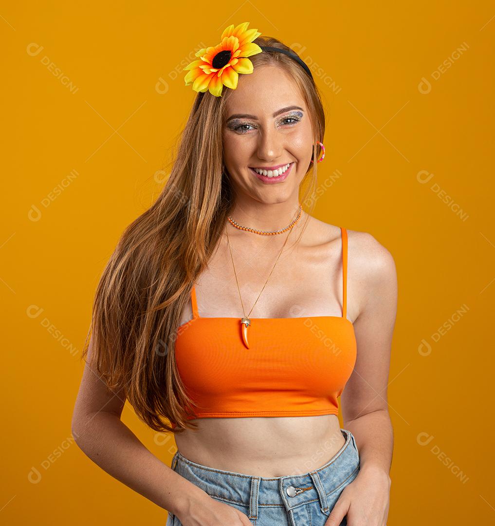 Retrato de linda e alegre garota loira ruiva sorrindo riso