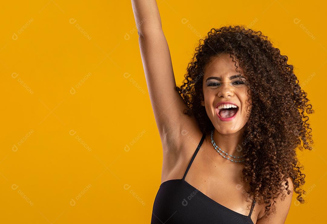Oprimido animado sorrindo, feliz afro encaracolado menina celebração