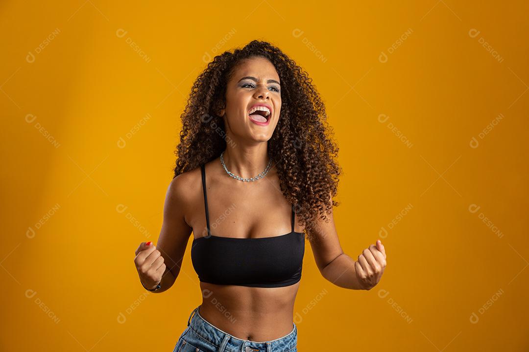 Oprimido animado sorrindo, feliz afro encaracolado menina celebração