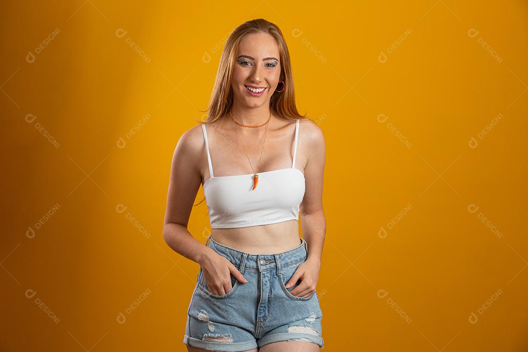 Retrato de linda e alegre garota loira ruiva sorrindo riso