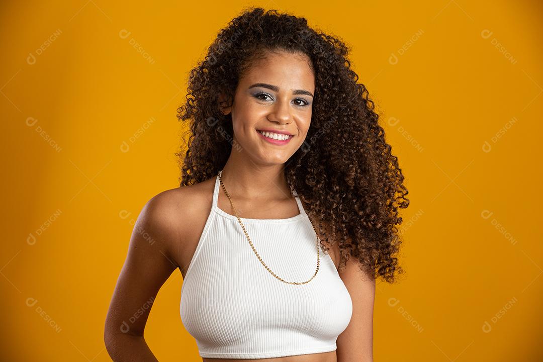 Linda garota afro-americana com um penteado afro sorrindo.