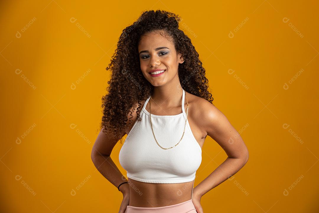 Linda garota afro-americana com um penteado afro sorrindo.