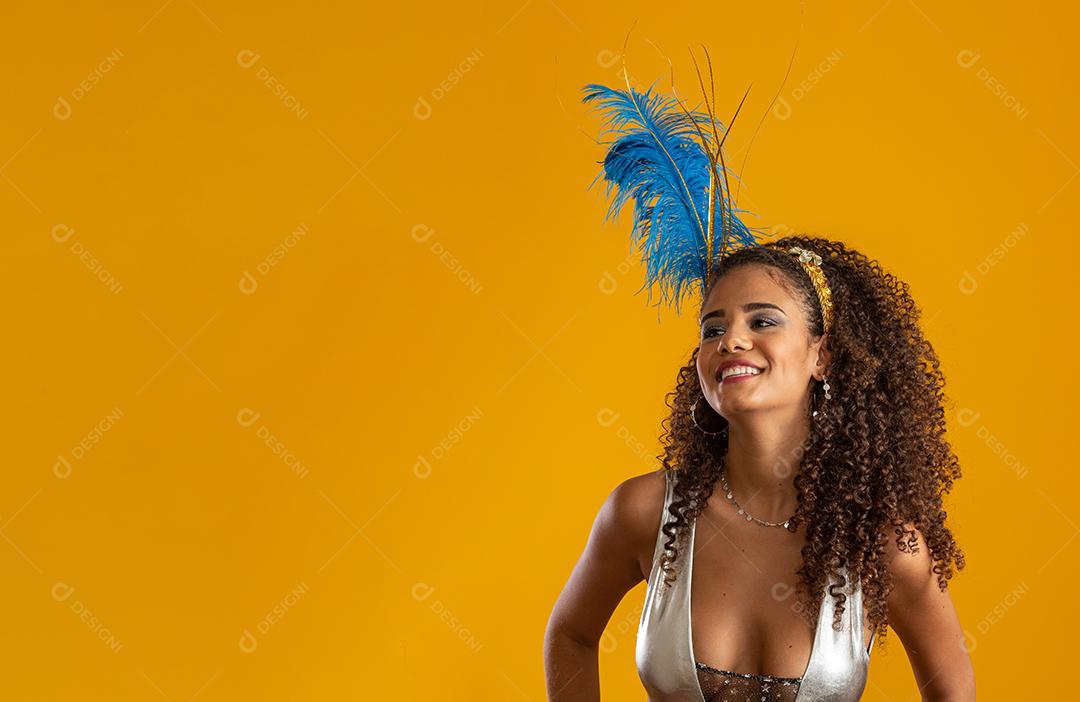 Linda mulher vestida para a noite de carnaval. Mulher sorridente pronta