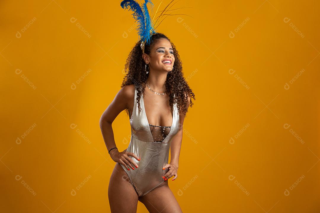 Linda mulher vestida para a noite de carnaval. Mulher sorridente pronta