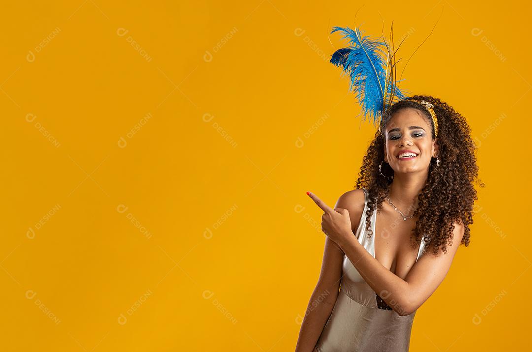 Linda mulher vestida para a noite de carnaval. Mulher sorridente pronta