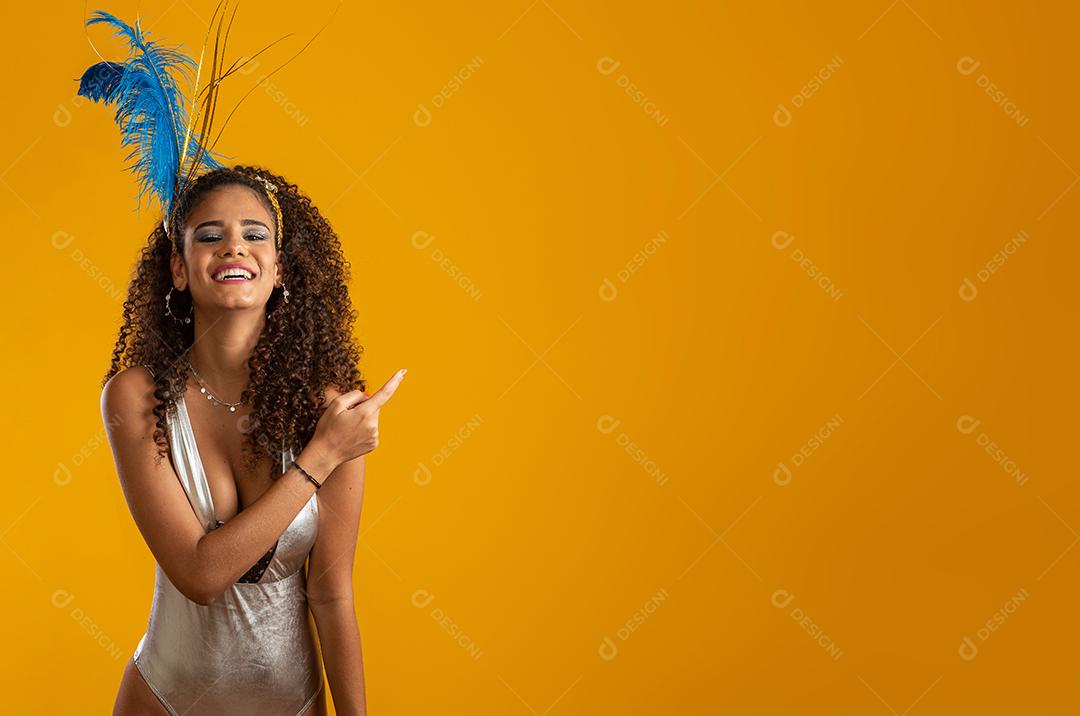Linda mulher vestida para a noite de carnaval. Mulher sorridente pronta