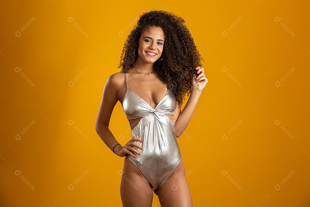 Linda garota afro-americana com um penteado afro sorrindo.