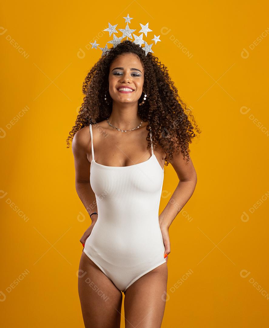 Linda garota afro-americana com um penteado afro sorrindo.