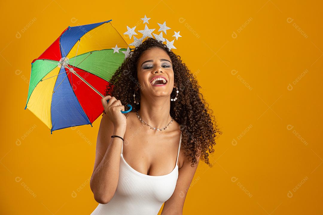 Jovem mulher de cabelo encaracolado celebrando a festa do carnaval brasileiro
