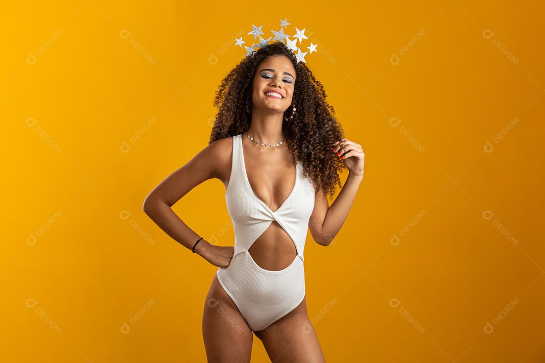 Linda mulher vestida para a noite de carnaval. Mulher sorridente pronta