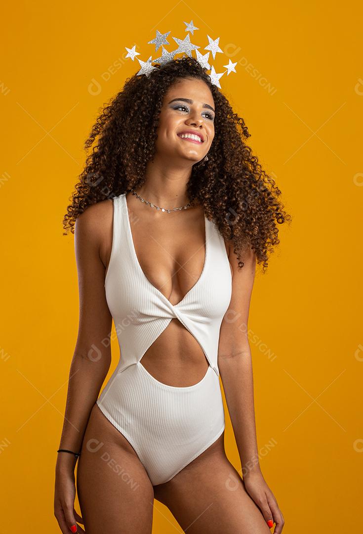 Linda mulher vestida para a noite de carnaval. Mulher sorridente pronta