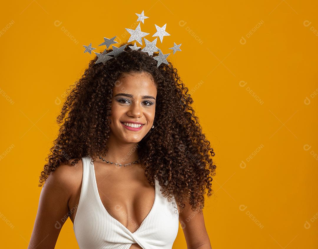 Linda mulher vestida para a noite de carnaval. Mulher sorridente pronta