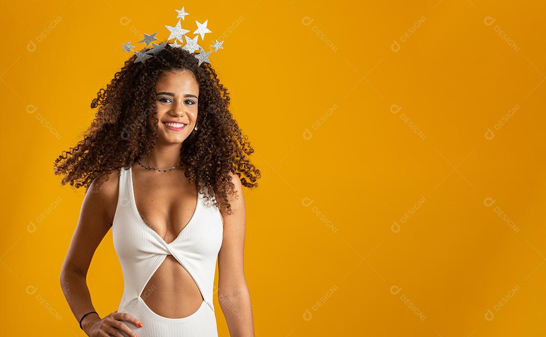 Linda mulher vestida para a noite de carnaval. Mulher sorridente pronta