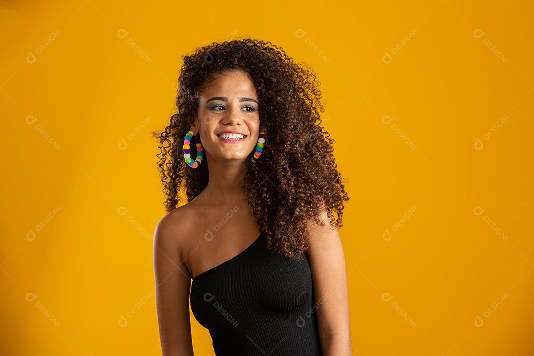 Linda garota afro-americana com um penteado afro sorrindo. Retrato da beleza da mulher