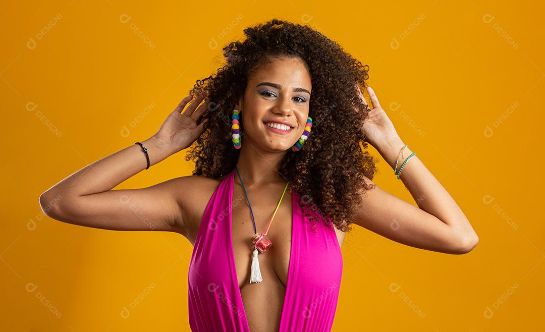 Linda garota afro-americana com um penteado afro sorrindo. Retrato da beleza da mulher