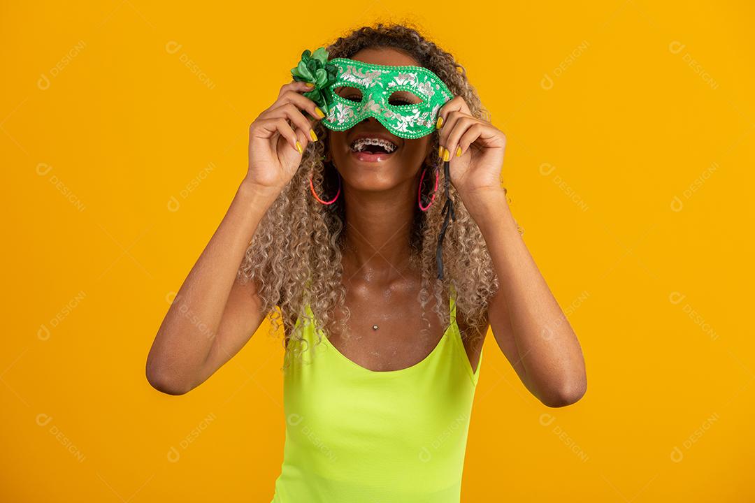 Carnaval brasileiro. Jovem mulher fantasiada curtindo a festa de carnaval.
