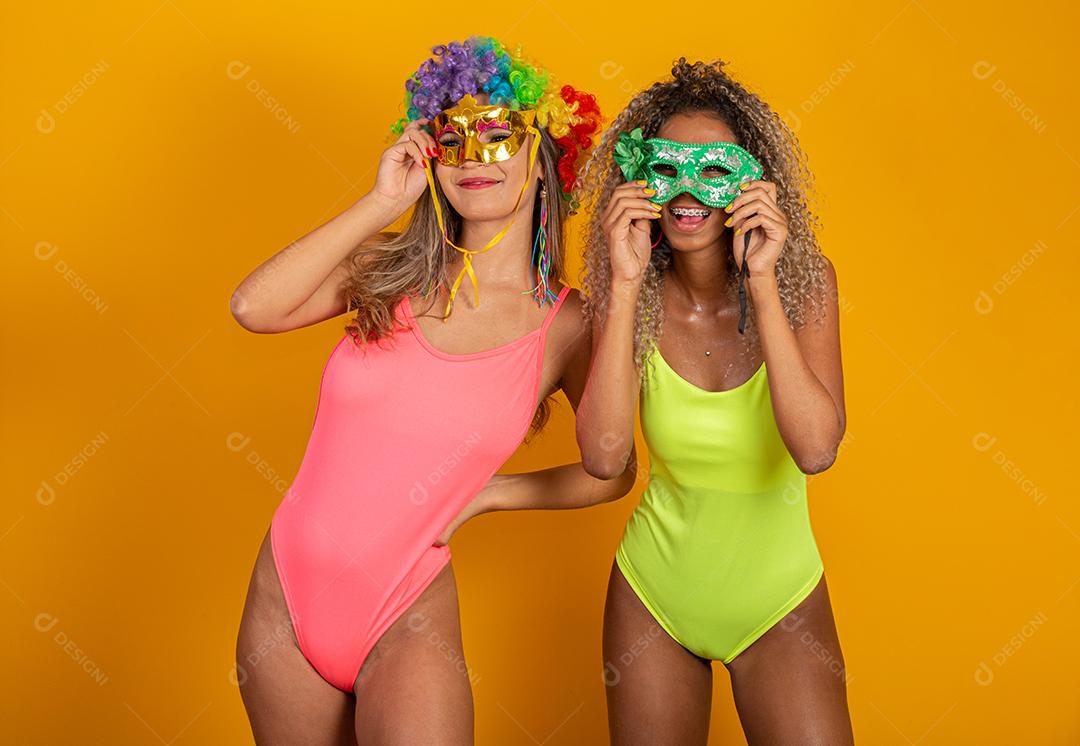 Carnaval brasileiro. Duas jovens fantasiadas curtindo a festa de carnaval. Amigos.