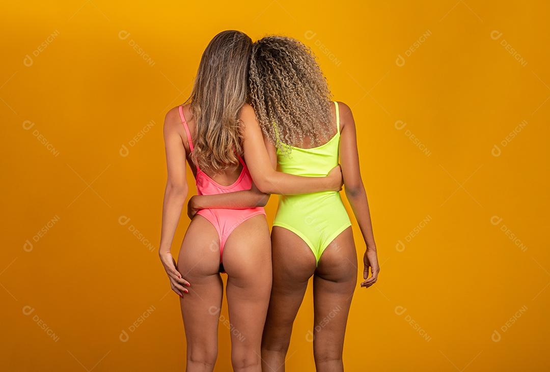 Carnaval brasileiro. Duas jovens fantasiadas curtindo a festa de carnaval. Amigos.