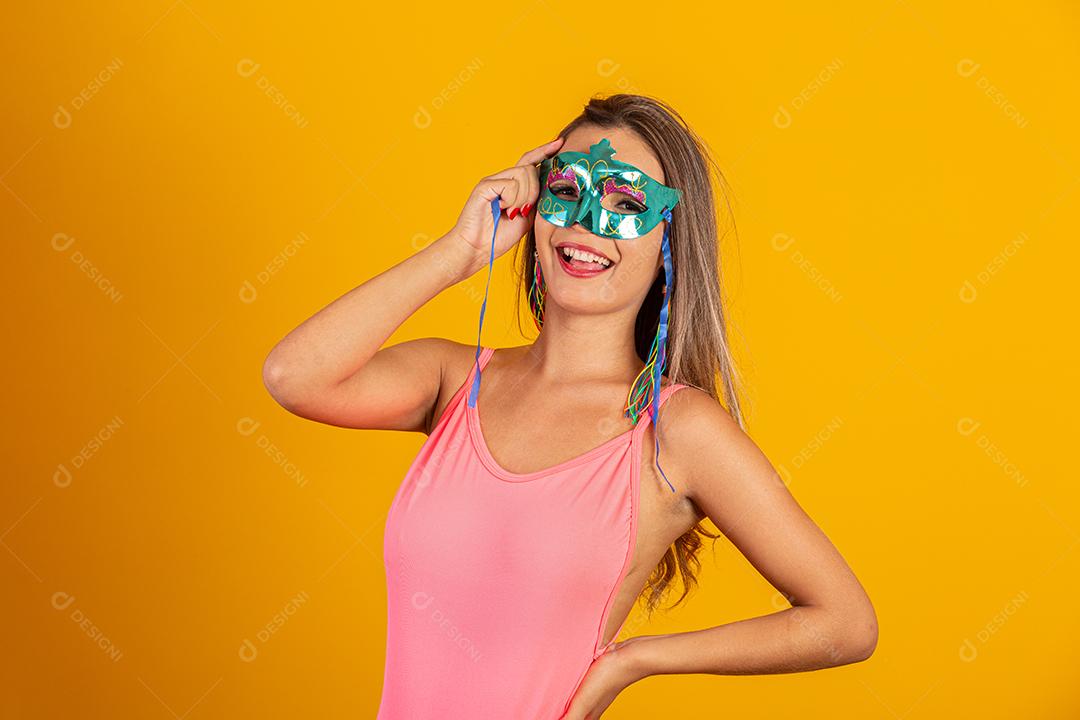 Carnaval brasileiro. Jovem mulher fantasiada curtindo a festa de carnaval.