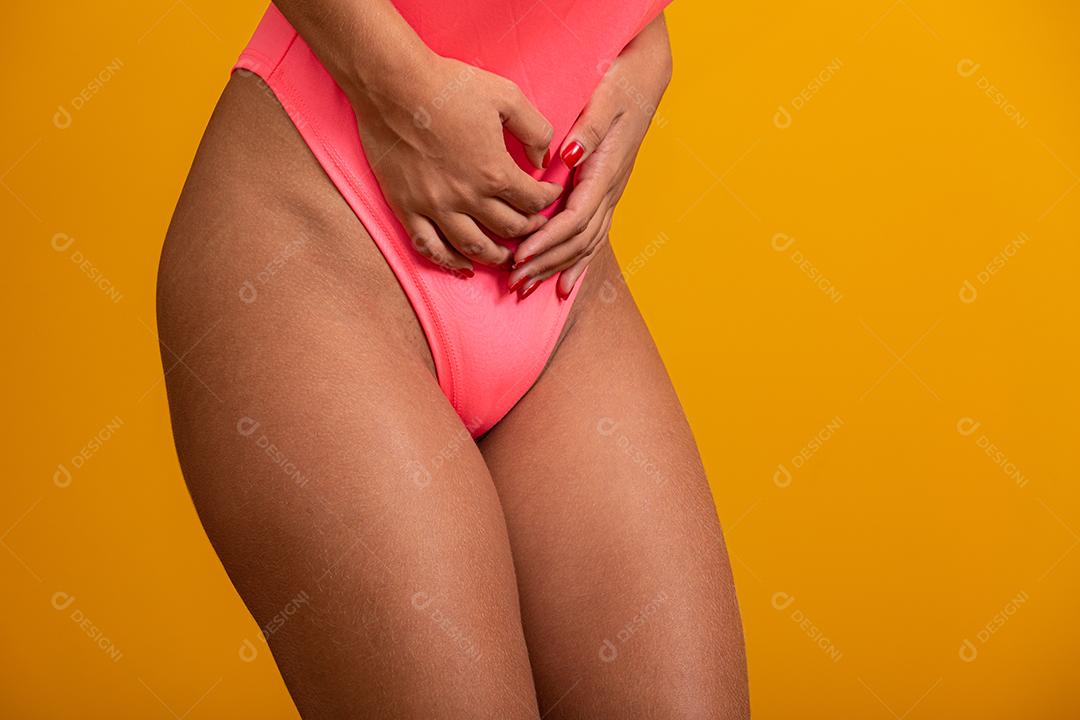 Garota atraente com fones de ouvido em um fundo amarelo brilhante. Conceito de DJ.