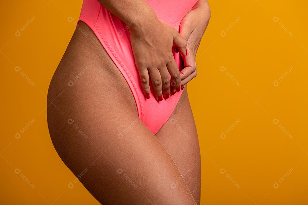 Garota atraente com fones de ouvido em um fundo amarelo brilhante