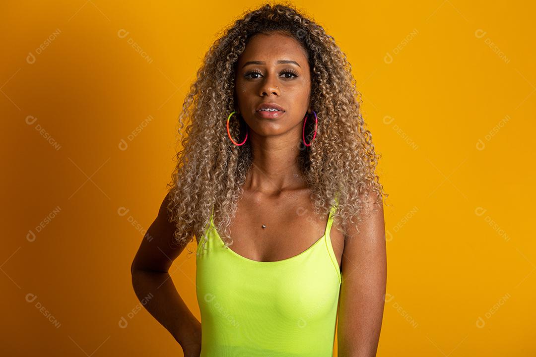 Garota de cabelo encaracolado atraente em um biquíni verde brilhante, chapéu, boca aberta emocionalmente