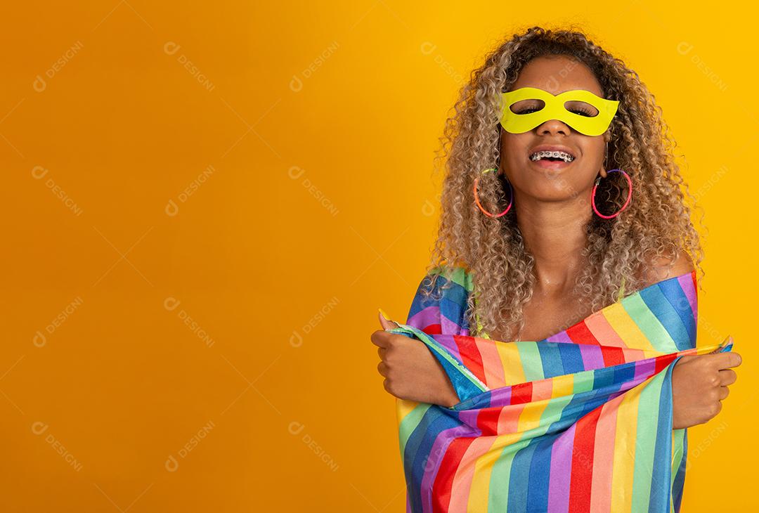 Jovem mulher de cabelo encaracolado celebrando a festa do carnaval brasileiro