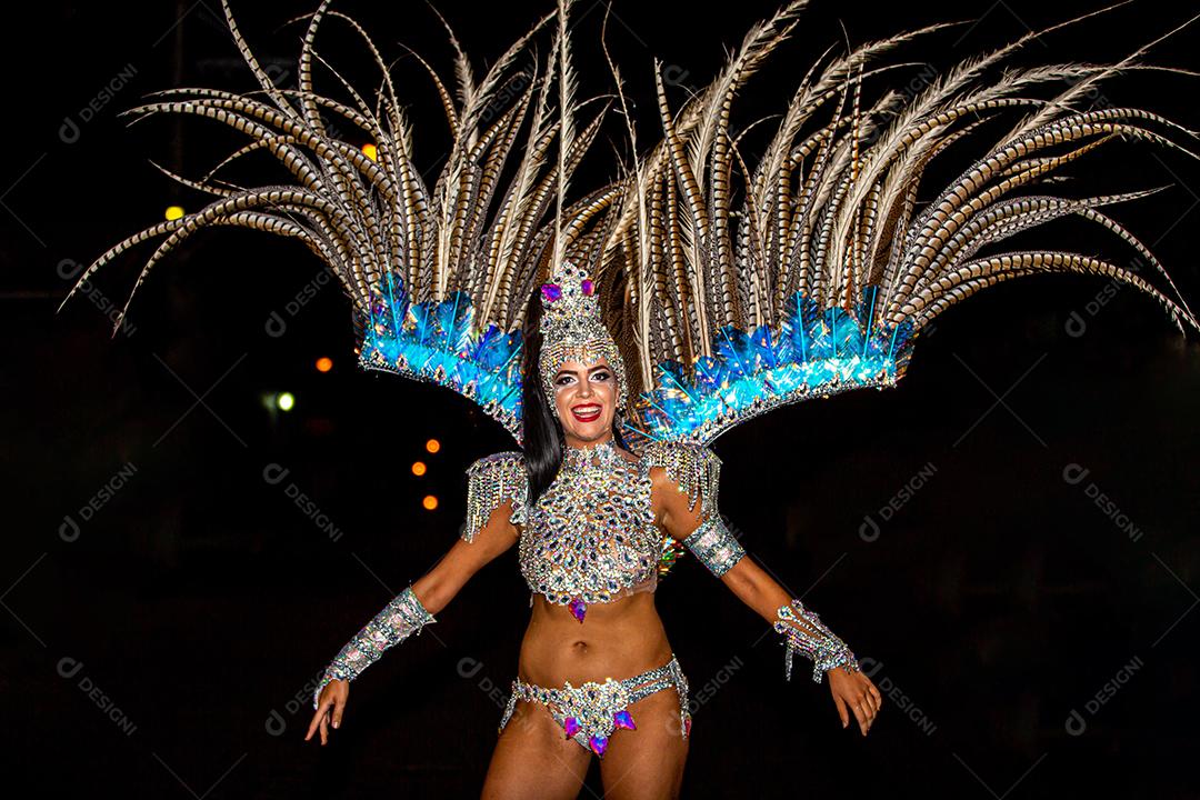 Brasileiro vestindo traje de samba. Linda mulher brasileira vestindo fantasia colorida e sorrindo