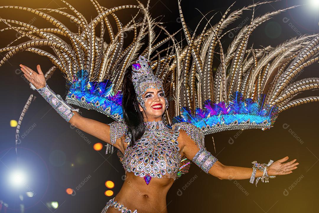 Brasileiro vestindo traje de samba. Linda mulher brasileira vestindo fantasia colorida e sorrindo durante o desfile de carnaval no Brasil.