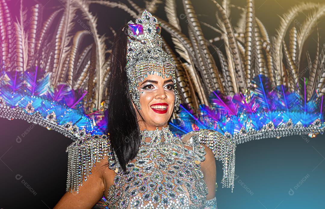 Brasileiro vestindo traje de samba. Linda mulher brasileira vestindo fantasia colorida e sorrindo durante o desfile de carnaval no Brasil.