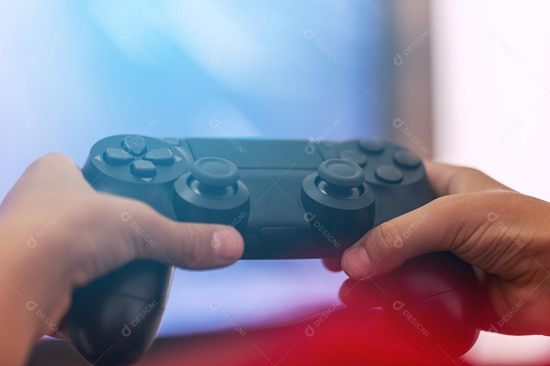 O cara está jogando no console