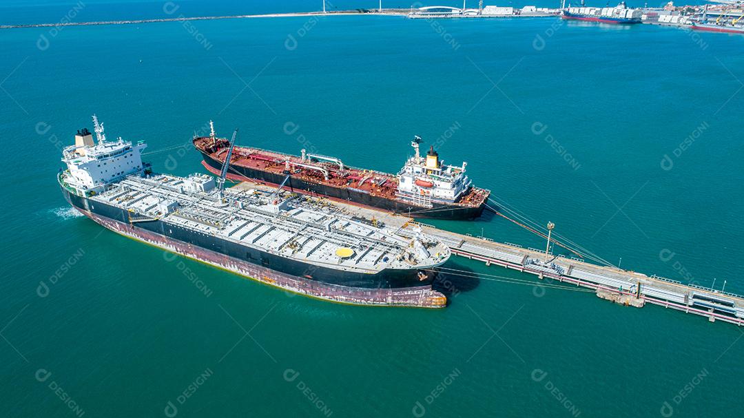 Vista aérea de cima do navio-tanque de combustível no porto, o terminal de petróleo é uma instalação industrial