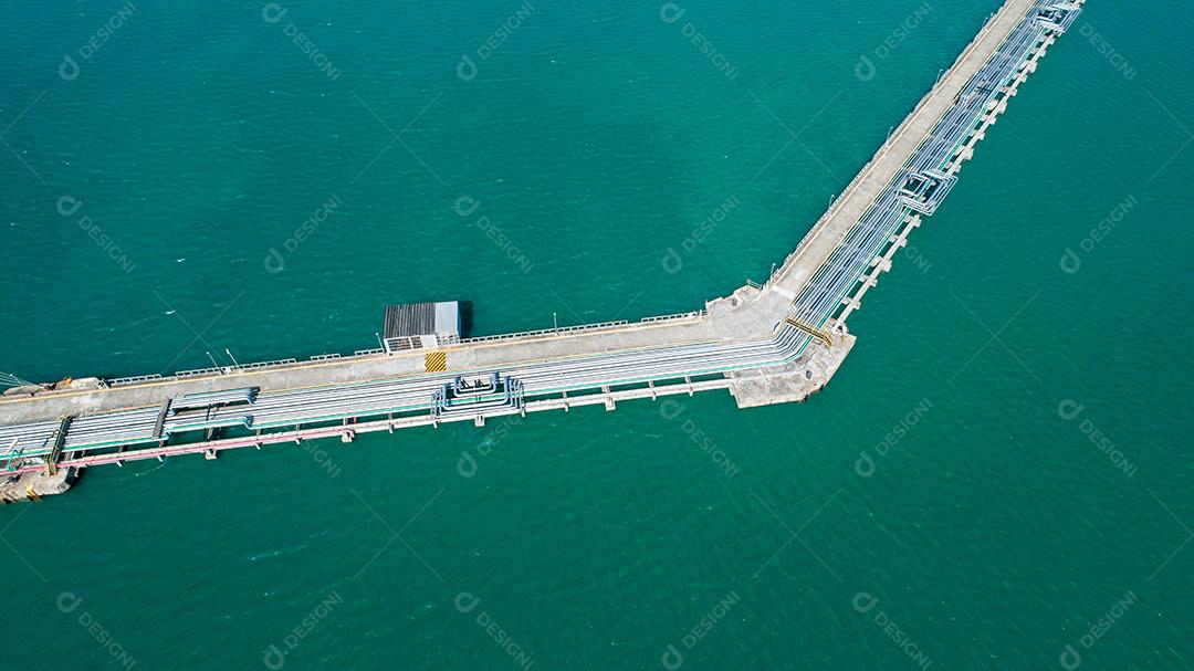 Indústria de petróleo e gás. Oleodutos. Tubulação de aço de óleo no grupo. Vista aérea.